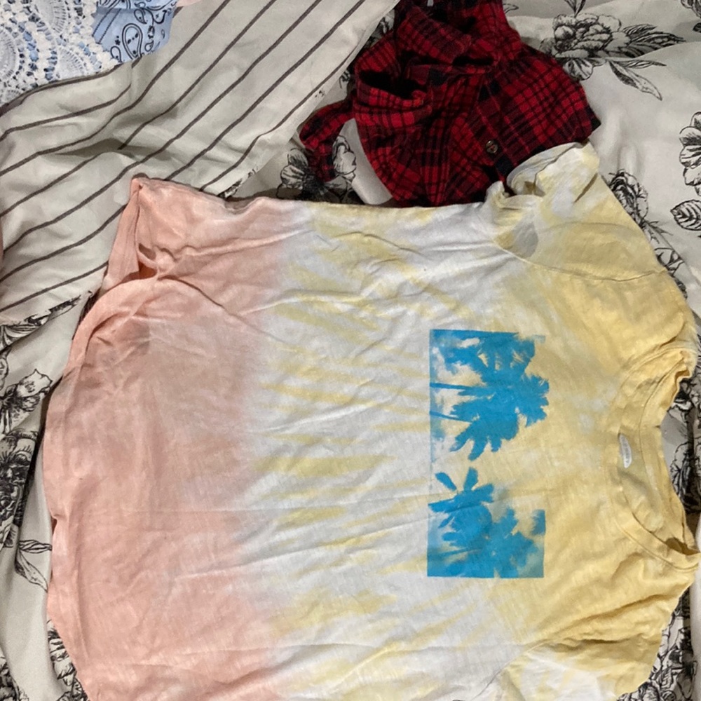 This is a very lightweight, breathable t-shirt from old navy.